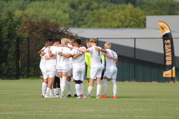 MensSoccer_TeamHuddle_2024_Sept