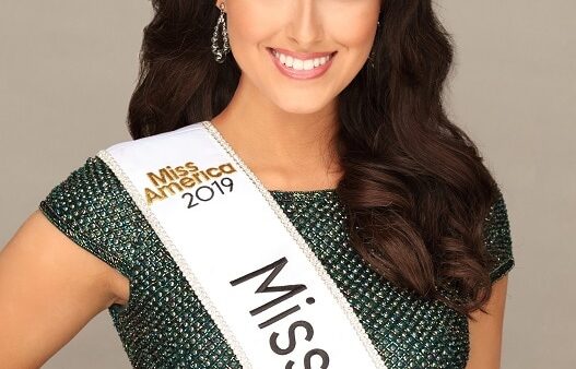 Miss Illinois wearing her sash and crown