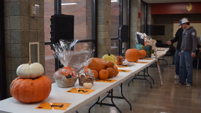 tables with real pumpkins & pumpkin-themed items