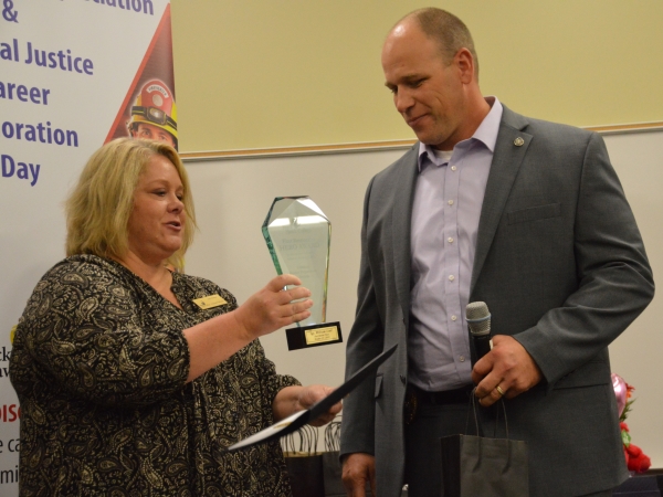 Jodi Becker handing award to East Moline Police Chief Jeff Ramsey