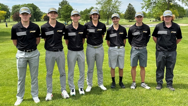 7 golfers standing and smiling at camera