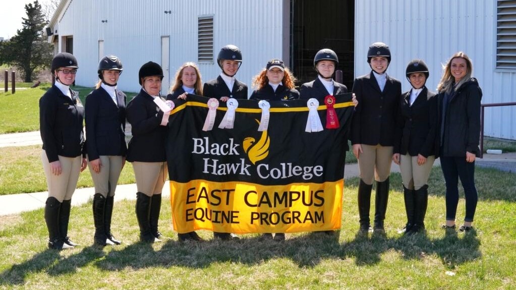 10 Hunt Seat Team members with program banner