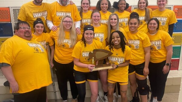 women's basketball team players and coaches with Women's Basketball Champions Arrowhead Athletic Conference award